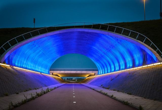 Túnel para bicicletas moderno