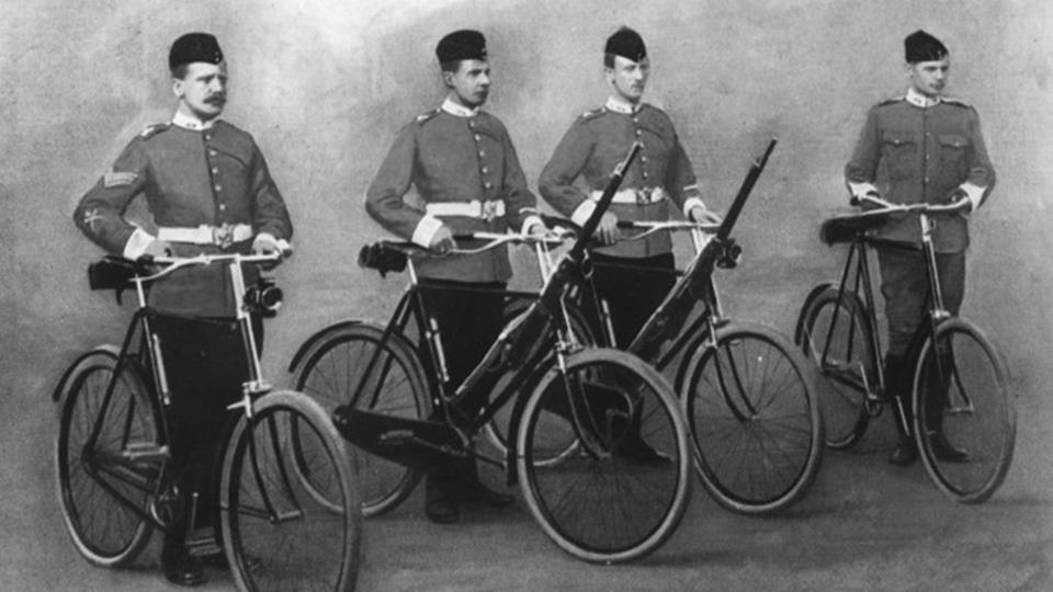 Foto de preguerra de unos ciclistas del cuerpo de Fusileros Británicos de Lancashire.