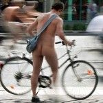 Multan a un ciclista desnudo por no llevar casco
