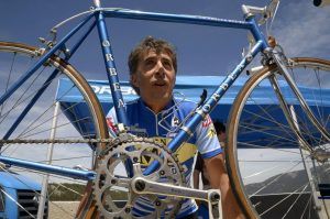 GRA276. SEGOVIA, 11/05/2015.- El exciclista Pedro Delgado posa en el Puerto de Navacerrada con la bicicleta con la que ganó la Vuelta a España 1985, antes de hacer un recorrido hasta la factoría Dyc, en Segovia, donde se impuso como líder, recordando la azaña deportiva, el mismo día, 30 años después. EFE/Aurelio Martin