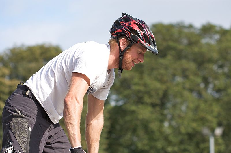 Danny MacAskill es el rider de las bicicletas que sobrevuelan la ciudad