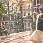 Un anuncio australiano de una ciclista llevando casco en Amsterdam sorprende a los holandeses